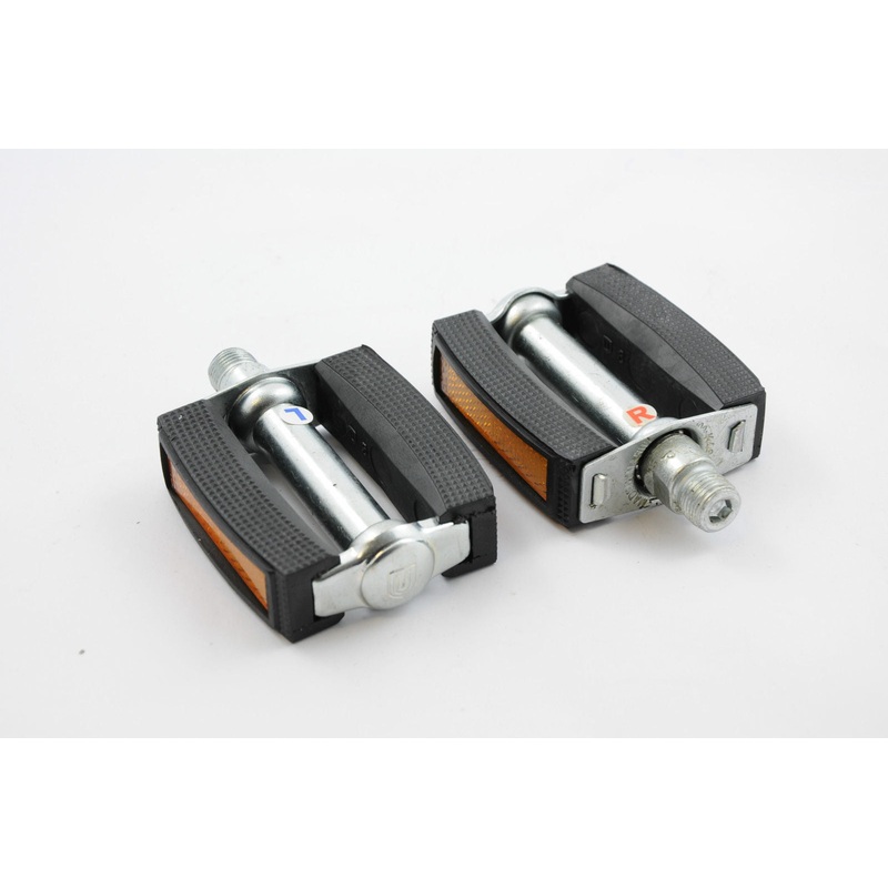 PAIR CHILDREN’S BIKE PEDALS VINTAGE CURVED BLOCK STYLE 60’s to 80’s SUIT RALEIGH